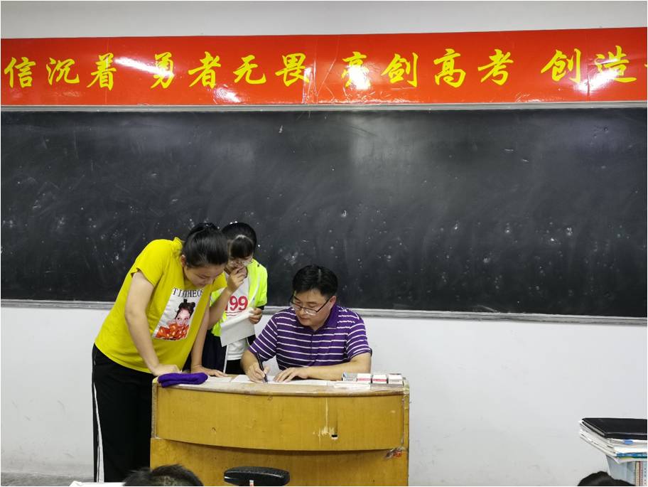 李恩應同志輔導學生學習.jpg 李恩應同志輔導學生學習.jpg
